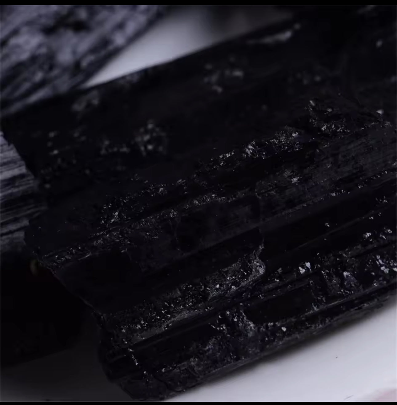 La Turmalina Negra: Enraizamiento y Renovación 🌿