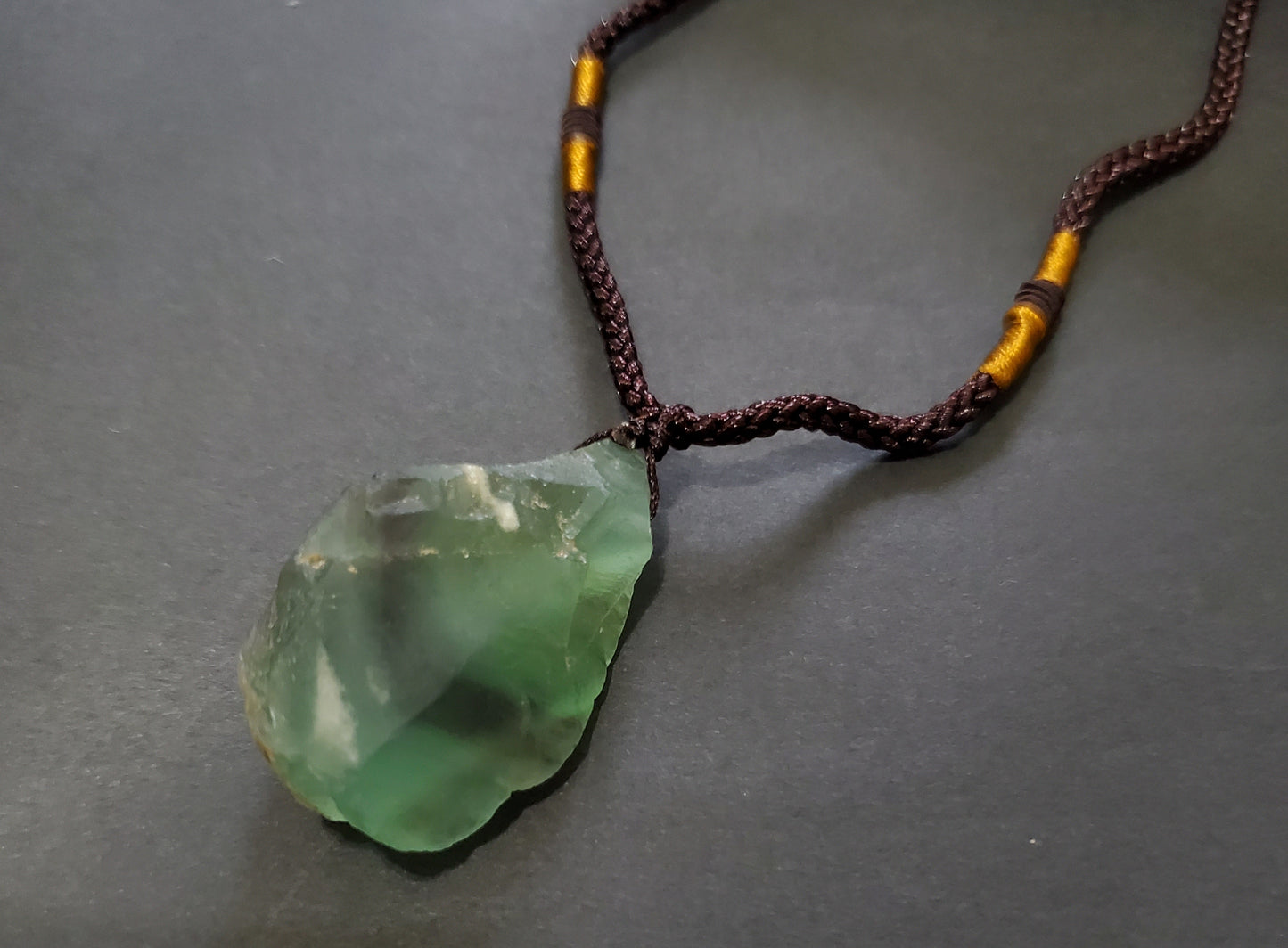 CADENA DE HILO CAFE CON PIEDRA