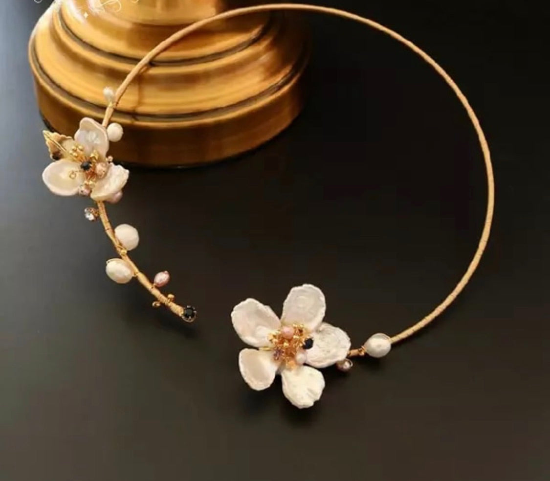 COLLAR ADORNADO CON FLORES DE PERLAS