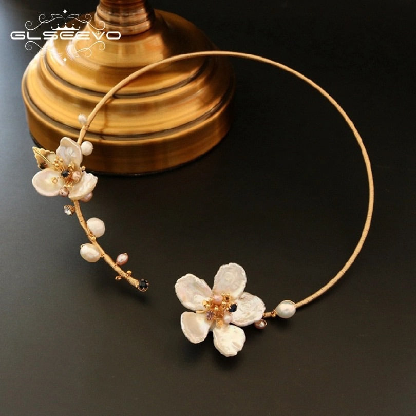 COLLAR ADORNADO CON FLORES DE PERLAS